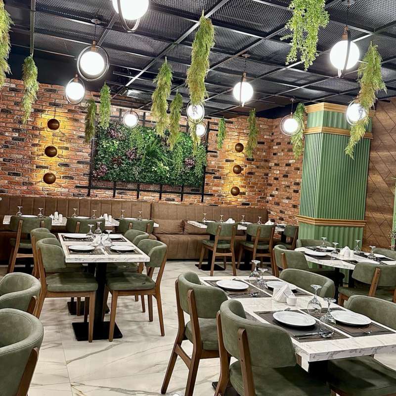 Restaurant & Commerce